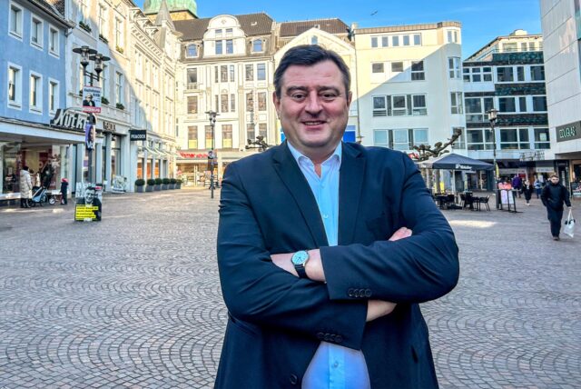 FDP-Politiker Mathias Richter steht mit verschränkten Armen auf dem Marktplatz in Recklinghausen