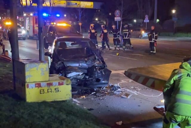 Schwer beschädigter Wagen in Dortmund auf dem Wall.
