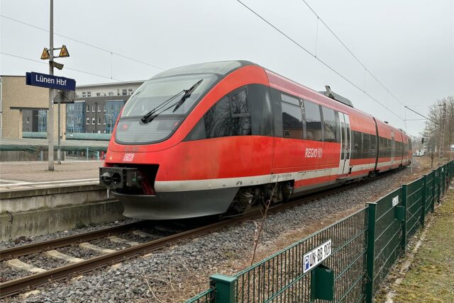 RB51 hält am Bahnhof in Lünen