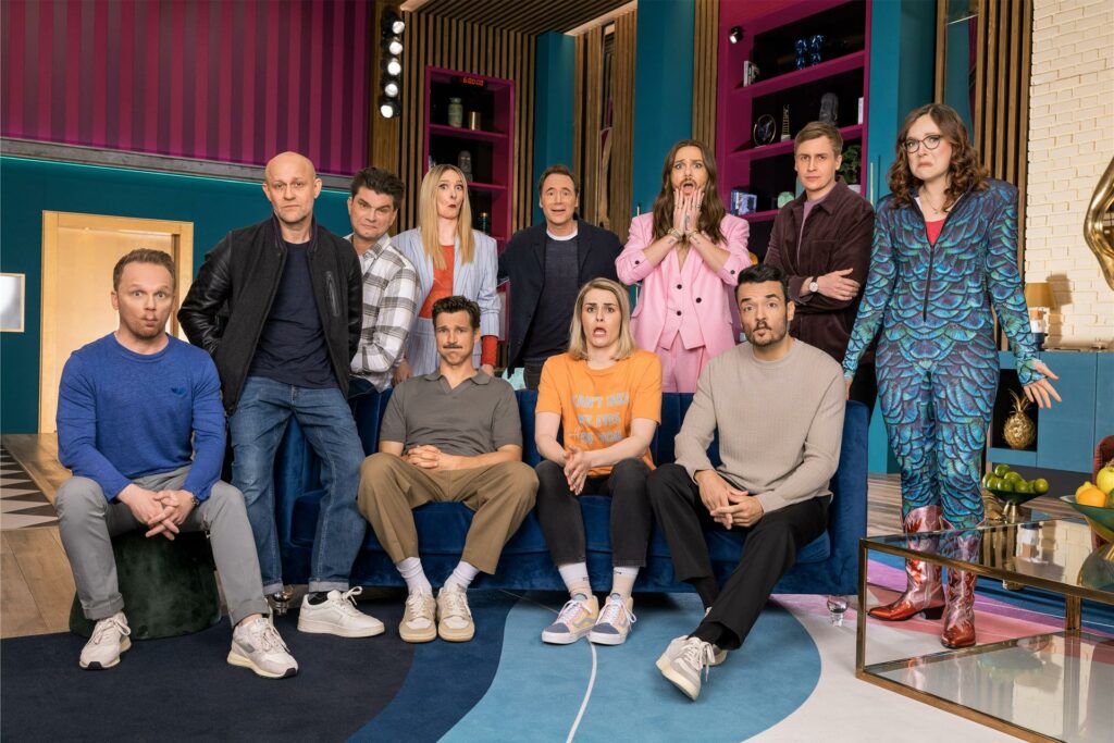 Ralf Schmitz, Jürgen Vogel, Lutz van der Horst, Ariane Alter, Florian David Fitz, Michael Herbig, Hazel Brugger, Riccardo Simonetti, Giovanni Zarella, Till Reiners und Helene Bockhorst, die Teilnehmer und der Moderator von Staffel 6, am Set von LOL: Last One Laughing.