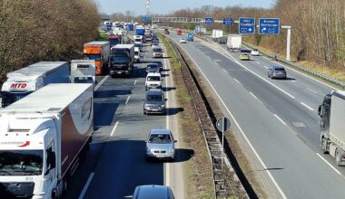 Autos kollidieren – Stau auf der A44