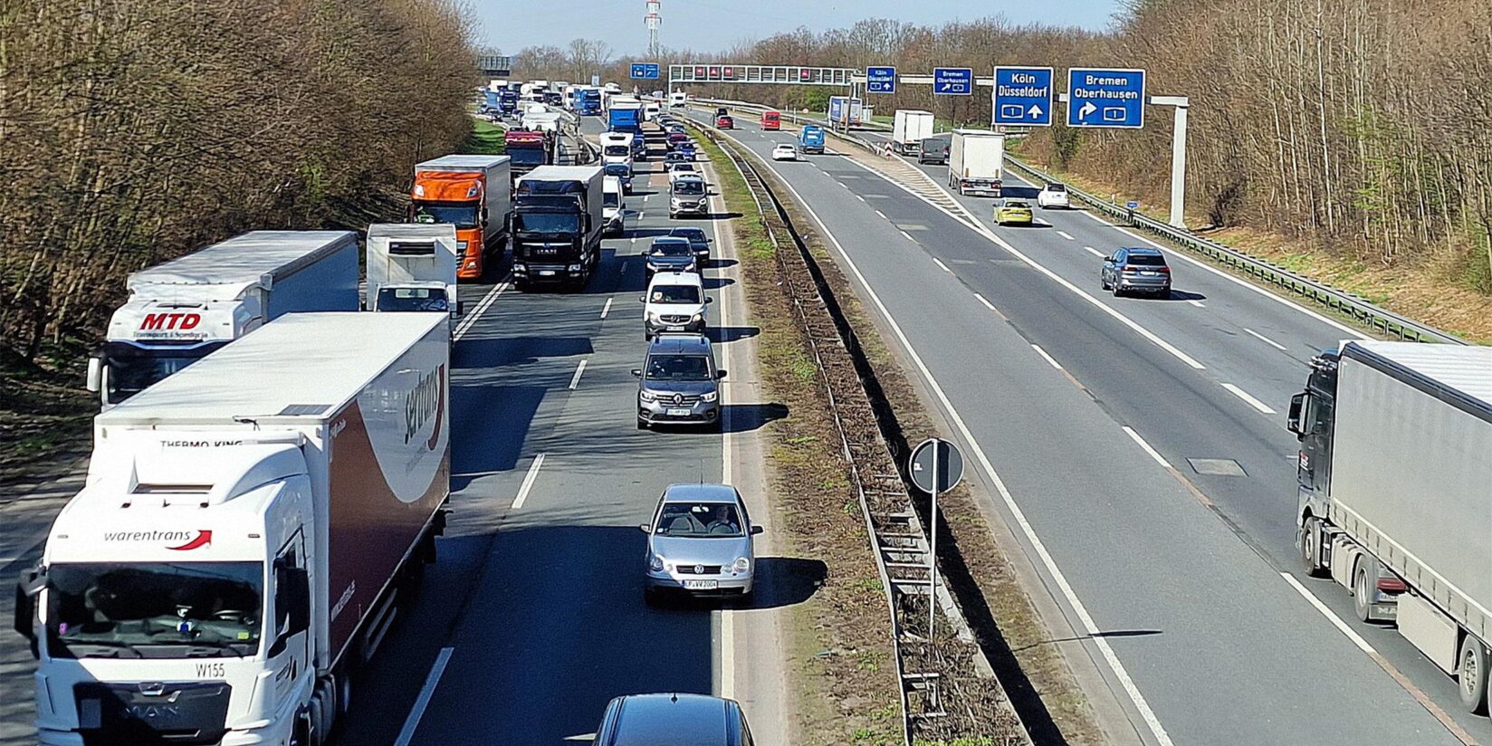 Autos kollidieren – Stau auf der A44