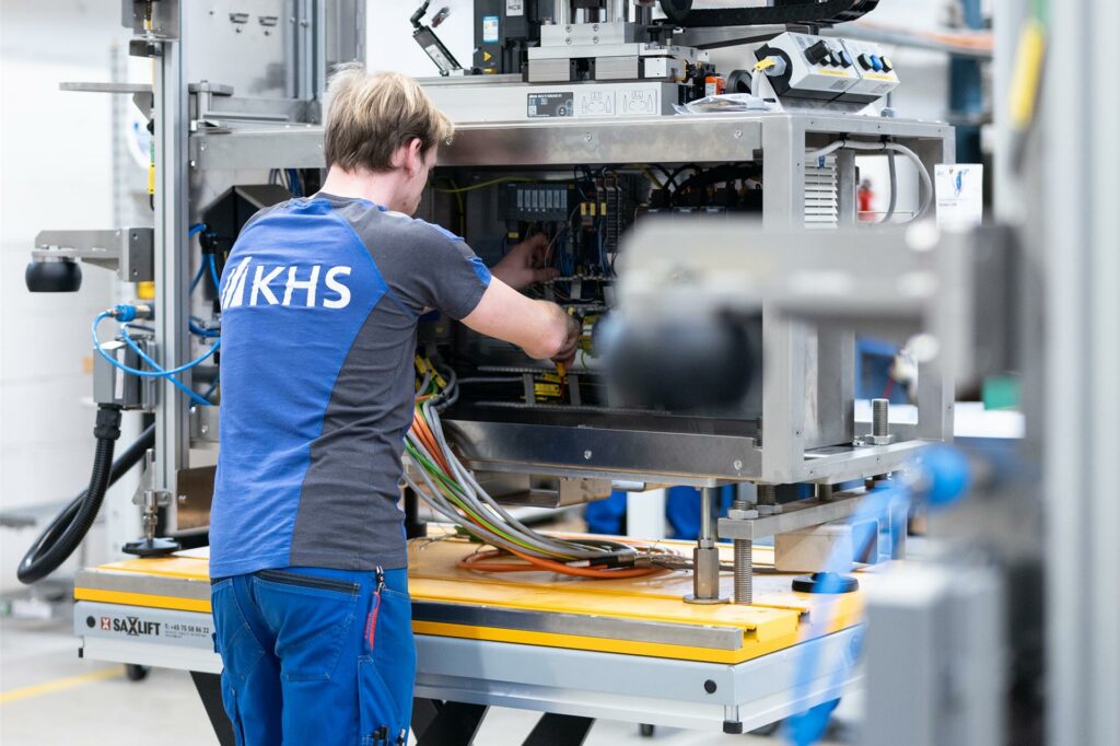 Ein Mitarbeiter von KHS arbeitet an einer Maschine in Dortmund.