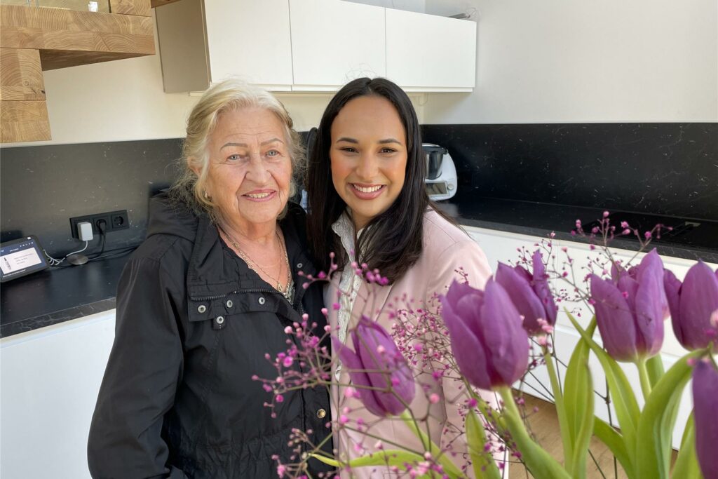 Antonia S. (85) und Asma Boufeljat stehen in einer Küche in Dortmund-Kirchlinde.