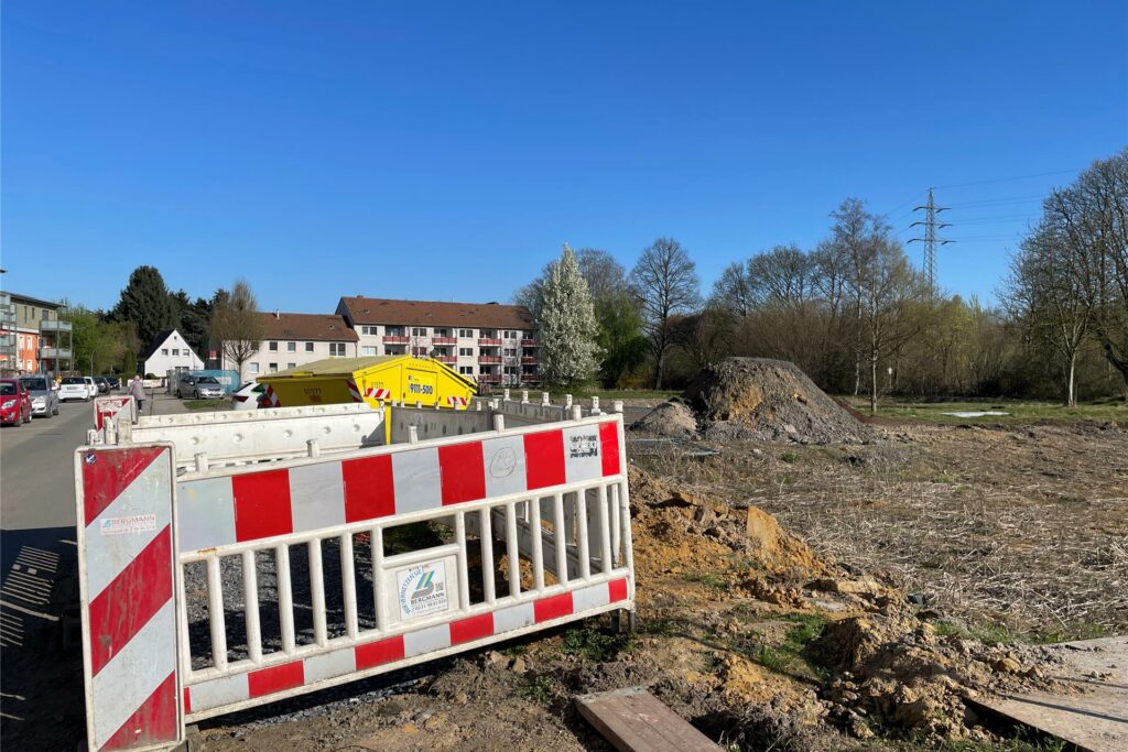 Blick auf die Freifläche, die entstanden ist, weil Vivawest bereits viele Gebäude am Walkmühlenweg in Huckarde abgerissen hat. Hier baut das Immobilienunternehmen neu.