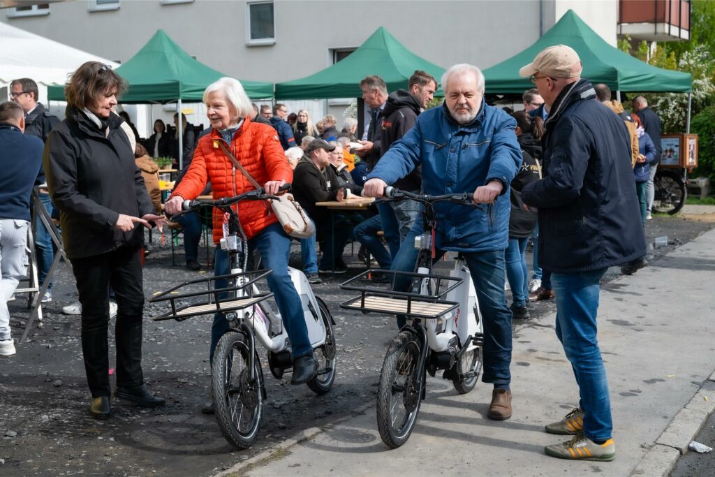 Besucher eines Mieterfests im Modellquartier 
