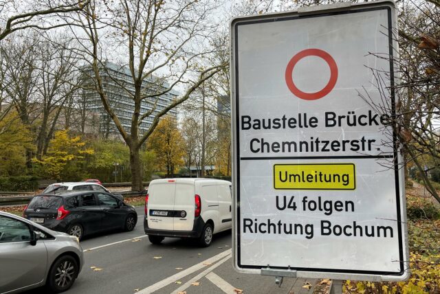 Ein Umleitungsschild der B1 in Dortmund.