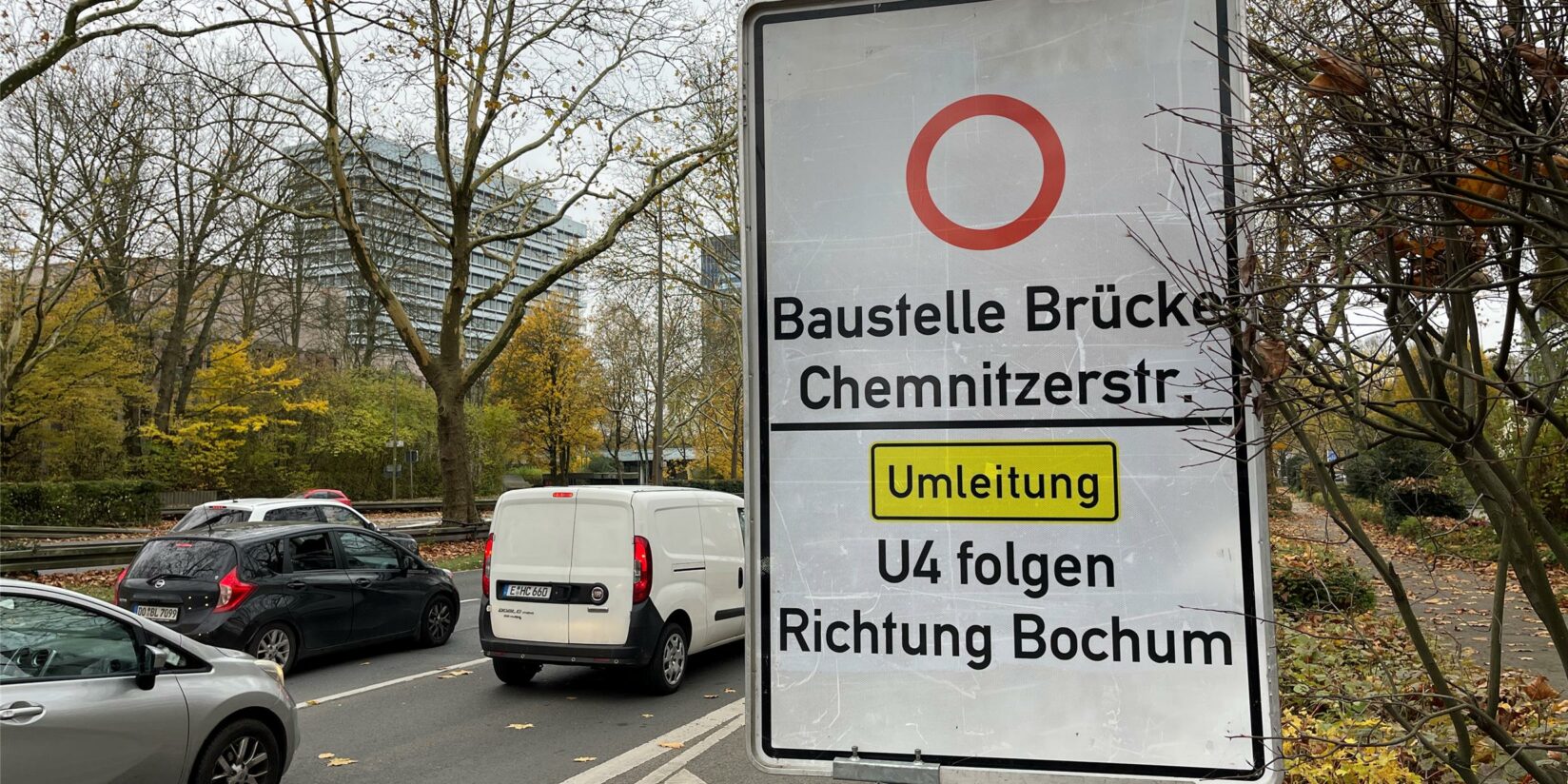 B1 in Dortmund voll gesperrt: Fußgängerbrücke wird installiert