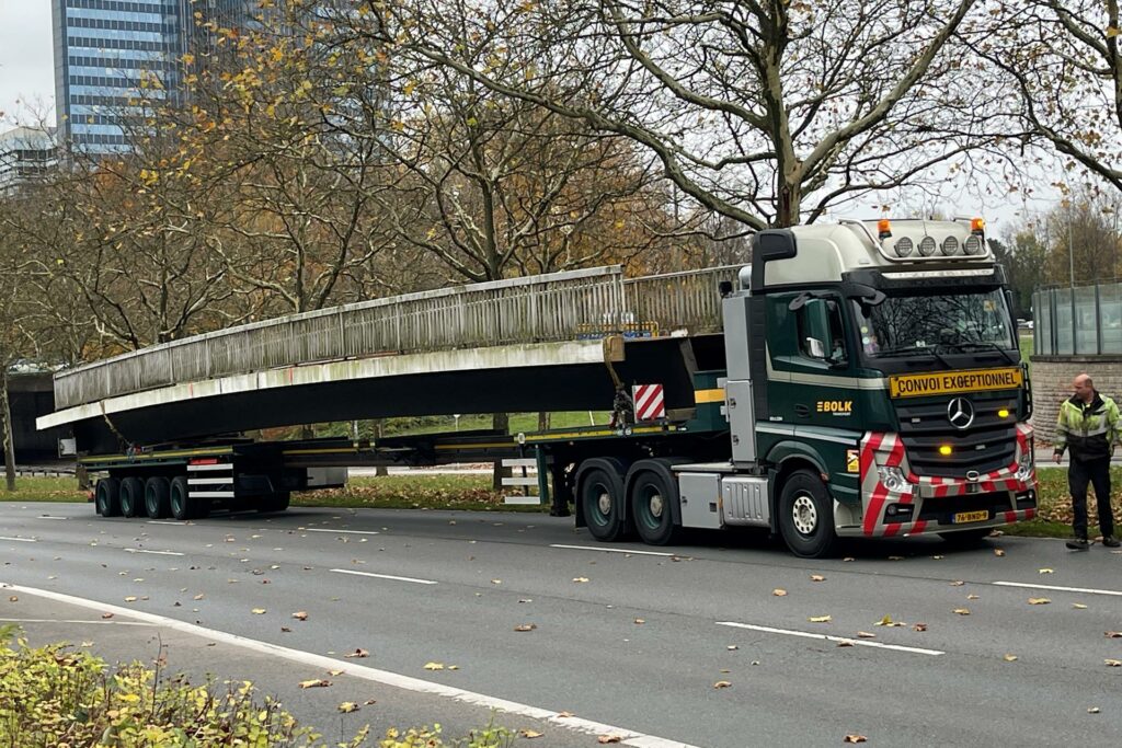 Ein Teil einer Fußgängerbrücke liegt auf einem Lastwagen.