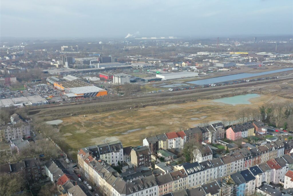 Die Fläche für das Karlsquartier auf dem Südwest-Zipfel der Westfalenhütte grenzt unmittelbar an die bestehenden Wohnstraßen am Borsigplatz an. 