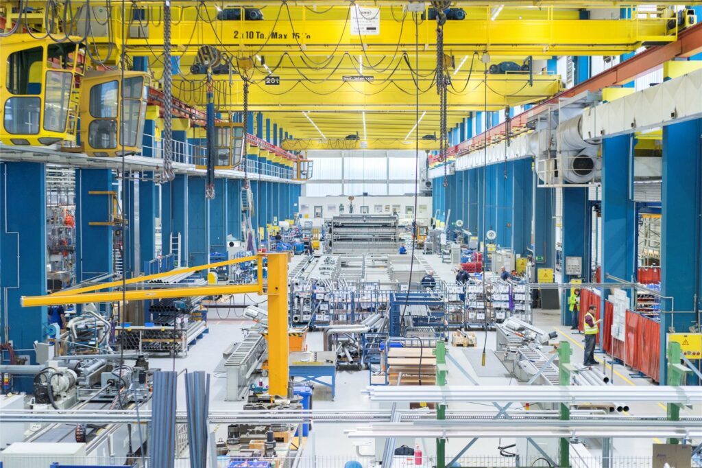 Blick in eine der Produktionshallen von KHS in Dortmund. Das Unternehmen hat einen hohen Automatisierungsgrad erreicht. An der Juchostraße sind etliche computergesteuerte Maschinen im Einsatz.
