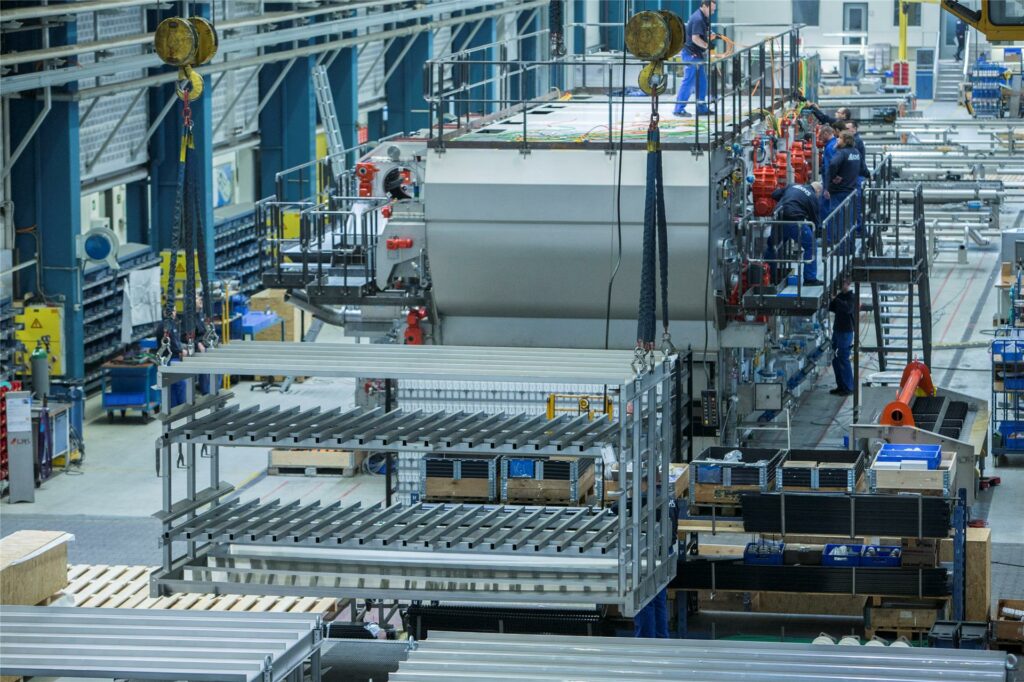 Diese Reinigungsmaschine in der Fertigungshalle von KHS in Dortmund ist 12 Meter lang und 5 Meter hoch. Für den Transport und die Installation beim Auftraggeber wird sie nach einem Probelauf und Qualitätscheck wieder in Einzelteile zerlegt.