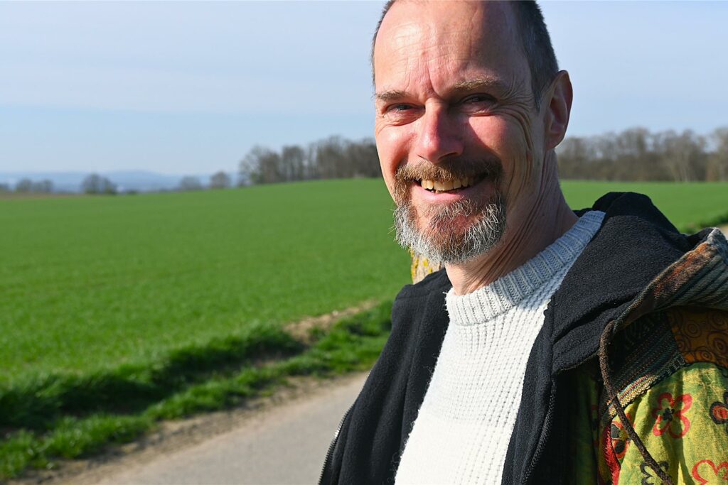 Heiko Friedrich aus Dortmund-Lichtendorf steht an einem Feld.