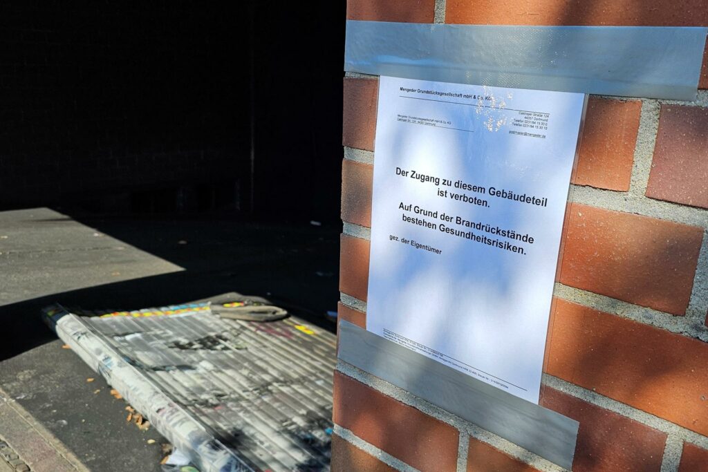 Ein Aushang vor einer Tiefgarage in Dortmund, an der es gebrannt hatte.