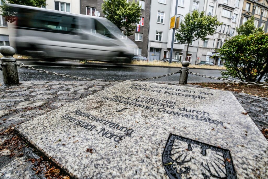 Die Gedenktafel in der Nähe des Tatorts. Von dort startet die Demo. 