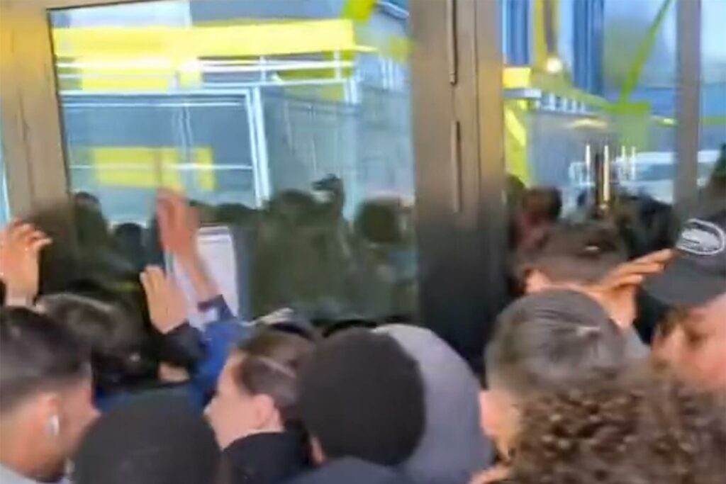 Tumultartike Szenen vor dem BVB Fanshop in Dortmund.