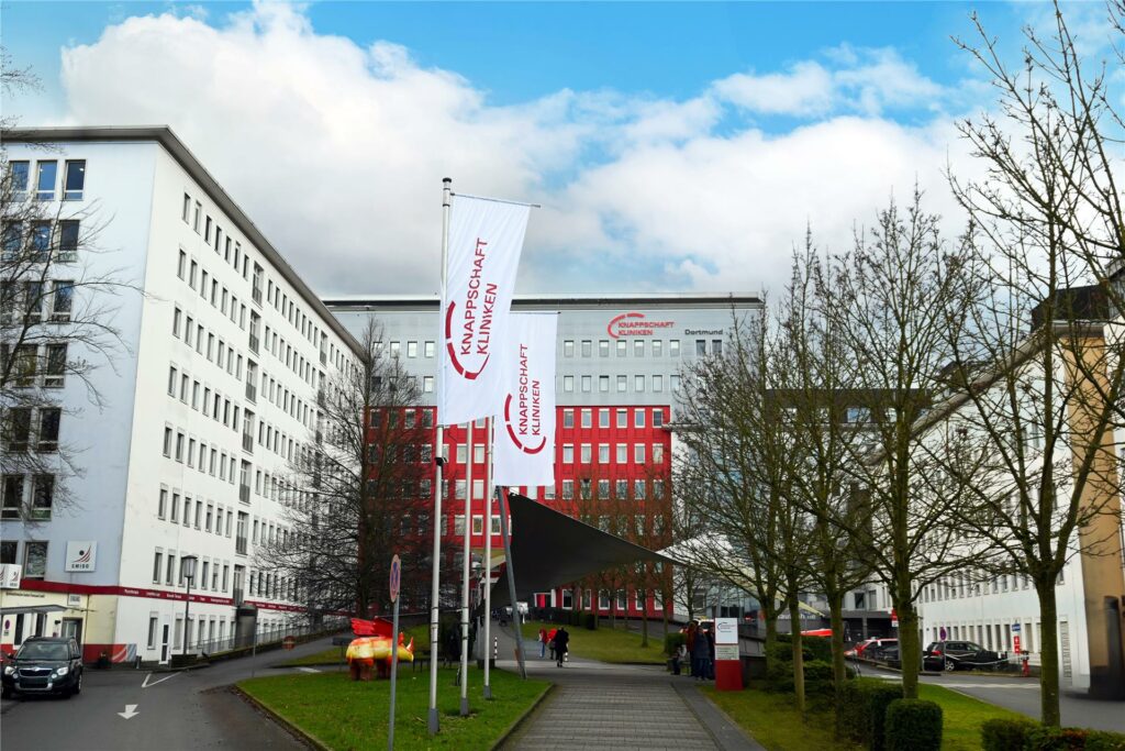 In den Knappschaft Kliniken Dortmund wird jetzt auch das Verfahren der Thrombektomie bei Schlaganfall-Patienten eingesetzt.