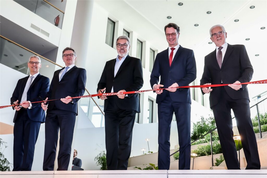 Der offizielle Moment zur Eröffnung der neuen Firmenzentrale von Materna in Dortmund: Ministerpräsident Hendrik Wüst (2.v.r.) durchschneidet mit den Unternehmensgründern Dr. Winfried Materna (r.) und Helmut an de Meulen (2.v.l.) sowie CEO Michael Hagedorn (l.) und Oberbürgermeister Thomas Westphal (Mitte) das rote Band.