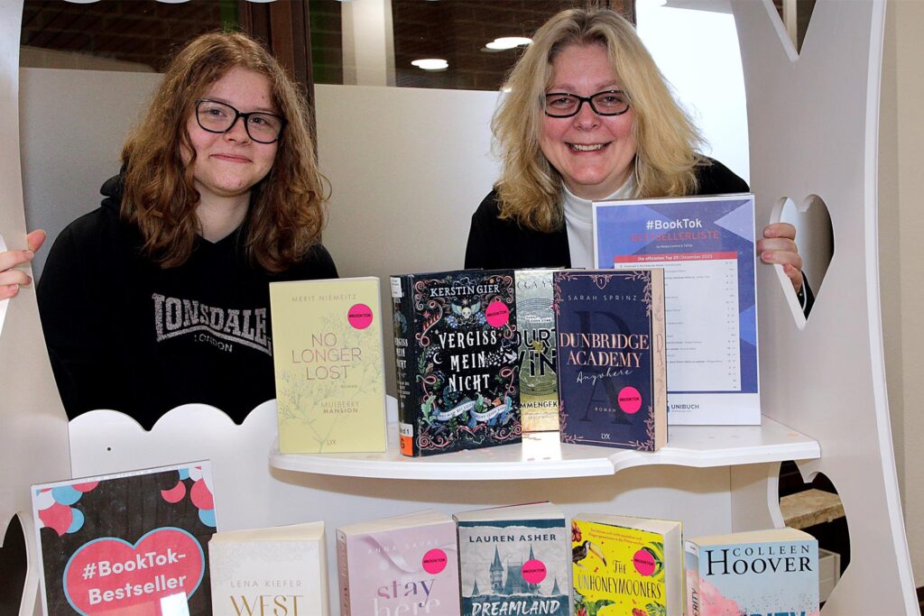 Stadtbücherei-Leiterin Andrea Coenen-Brinkert (r.) und Kim Leve (Bundesfreiwilligendienstlerin) stellten vor gut einem Jahr die BookTok-Präsentation vor. Stadtbücherei-Leiterin Andrea Coenen-Brinkert (r.) und Kim Leve (Bundesfreiwilligendienstlerin) stellten vor gut einem Jahr die BookTok-Präsentation vor.