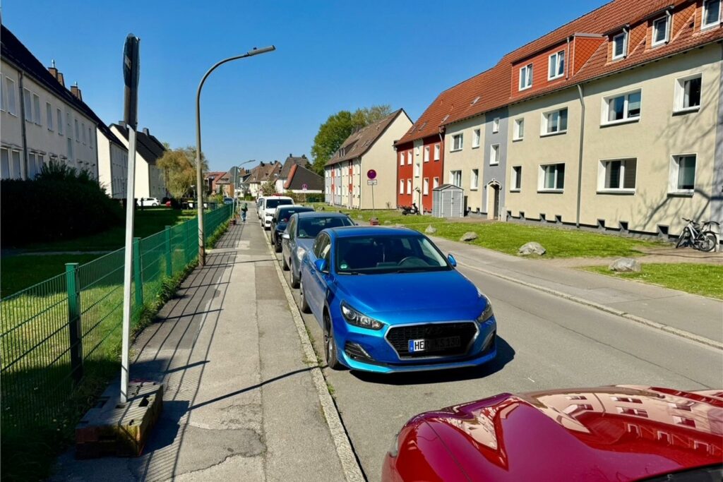 Autos stehen in der Egerstraße.