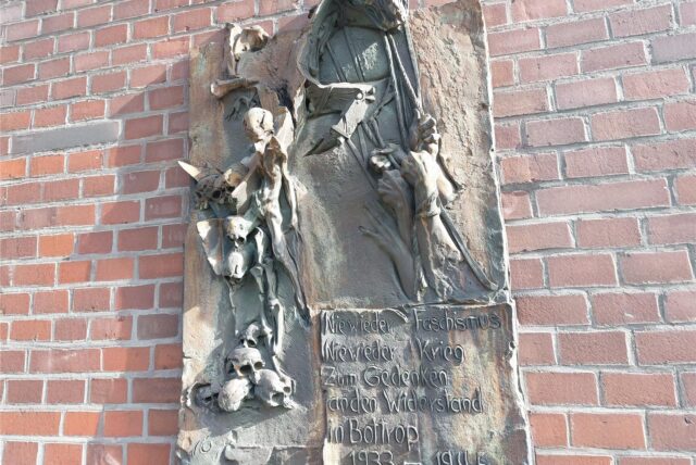 Am 9. November 1986 konnte die Gedenktafel, erschaffen vom Künstler Heinz Ochmann, am Bottroper Rathaus eingeweiht werden.