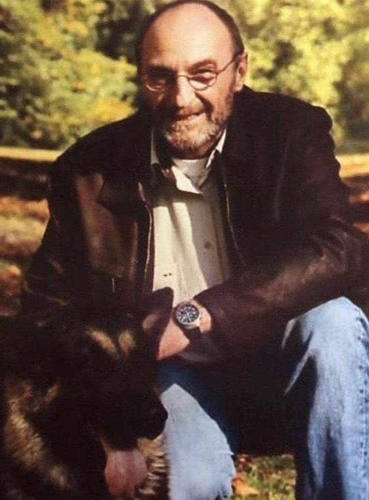 Karl Schwarz aus Dortmund-Bövinghausen mit einem Schäferhund.