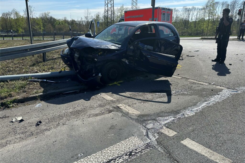 Eines der beiden Fahrzeuge nach dem Unfall