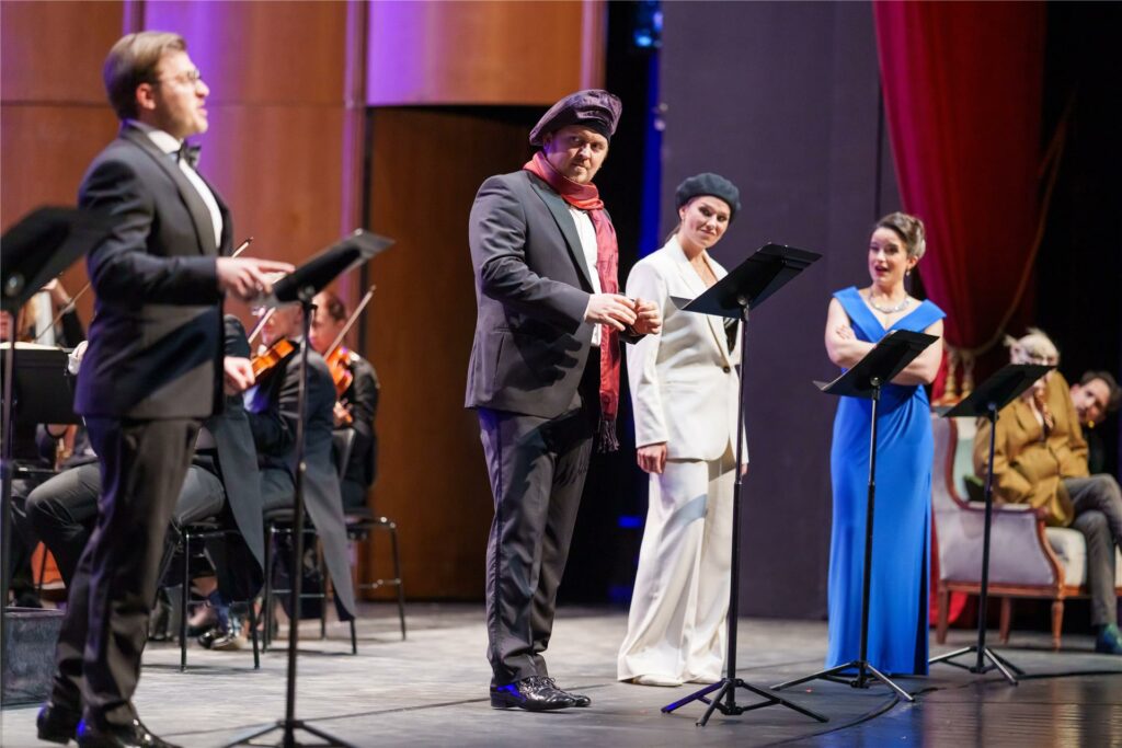 Die vier Hauptsolisten des Abends (v.l.):  Mykhailo Kushlyk (Graf), Aljoscha Lennert (Arthur), Lisa Wittig (Marie), Natalia Labourdette (Gräfin)