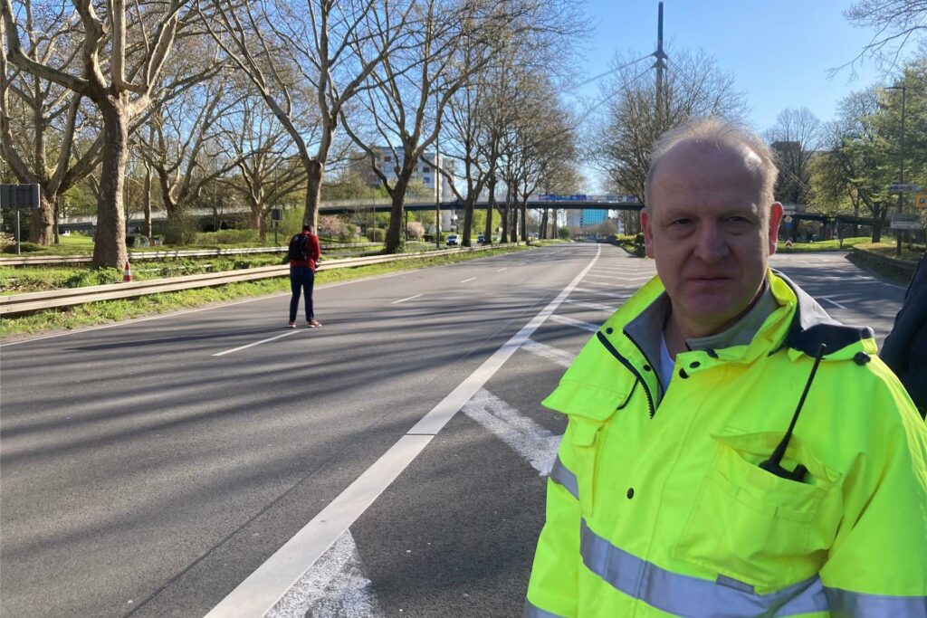 Der Einsatzleiter des städtischen Ordnungsamtes Mario Niedzialkowski auf der autofreien B1.