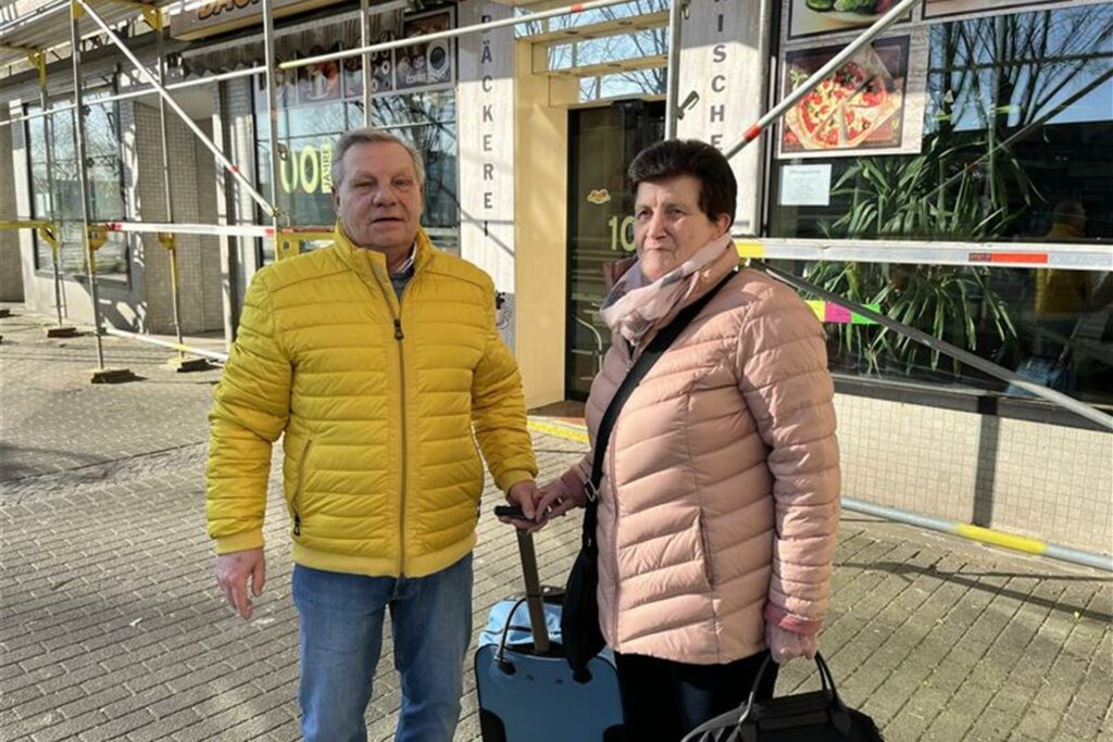 Eine Ehepaar mit einem Koffer in Dortmund