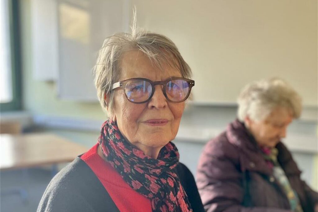 Frau Ludmilla Rockel sitzt in einer Evakuierungsstelle in Dortmund