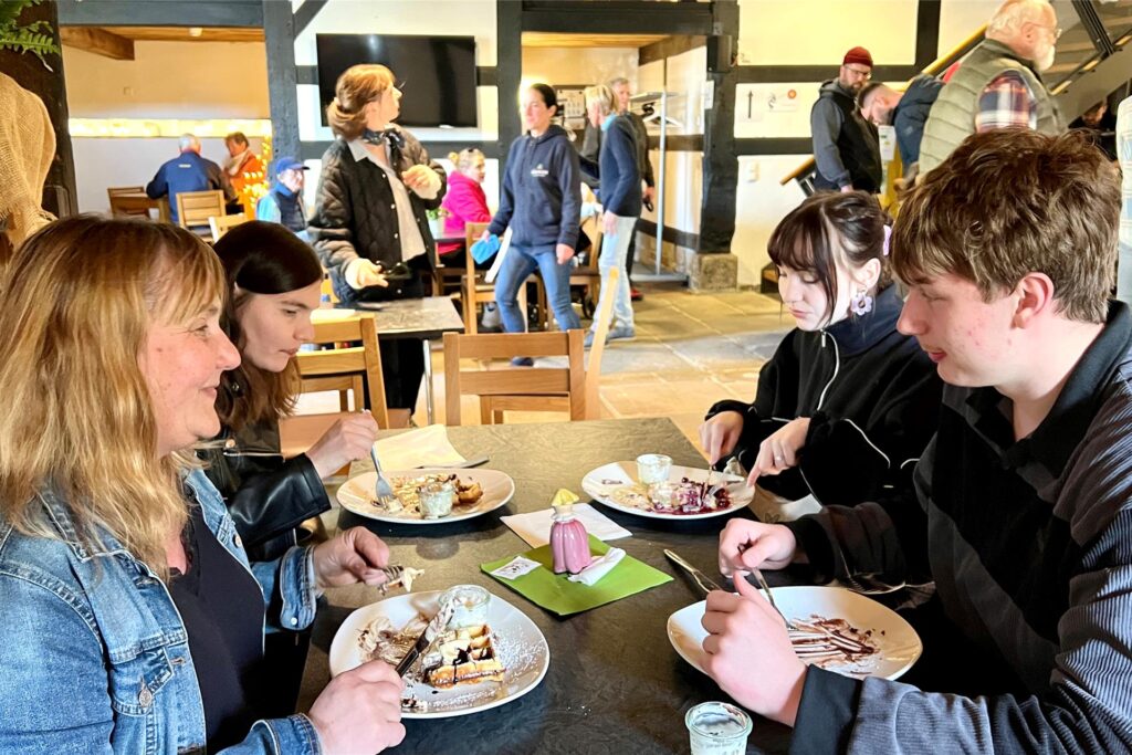 Das Café im Emscherquellhof wird weiter von der Wewole-Stiftung bewirtschaftet. Der Hof ist in der Regel donnerstags und freitags jeweils von 13 bis 17 Uhr sowie samstags und sonntags von 12 bis 18 Uhr geöffnet.