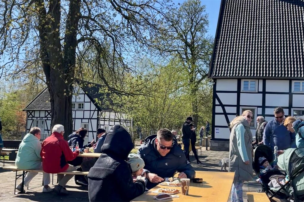 Direkt neben dem Emscherquellteich liegt ein Biergarten.