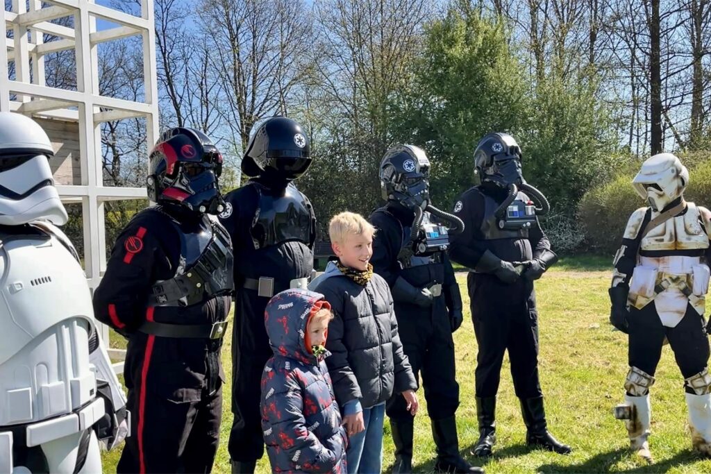 „Star Wars“-Fans schlüpften in ihre Kostüme und stellten sich als Fotomotiv zur Verfügung. Was führt die Sternenkrieger nach Holzwickede? „Wir sind wegen der Waffeln gekommen“, scherzte die Anführerin.