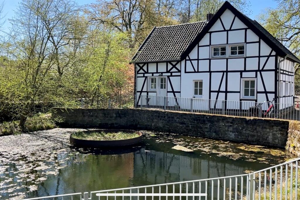 20 Jahre ist es her, dass der Emscherquellhof durch die Emschergenossenschaft restauriert und wiedereröffnet wurde. Damit wurde eine Attraktion geschaffen, die über Holzwickede hinaus bekannt ist. Die 83 Kilometer lange Emscher mündet bei Voerde in den Rhein. Von Holzwickede aus geht über den 100 Kilometer langen Emscherradweg den renaturierten Fluss entlang, der einst als Schmutzwasserlauf und Köttelbacke verschrien war.