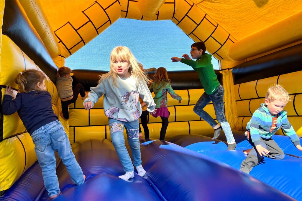 Spielende Kinder auf einer Hüpfburg beim Saisoneröffnungsfest.