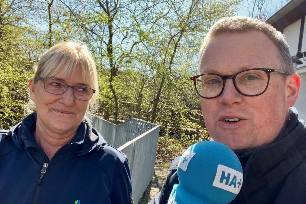 Jutta Wabnitz von der Wewole-Stiftung kündigte an, dass es auch 2025 wieder verschiedene „Events“ auf dem Emscherquellhof geben wird. Besucher können sich bei ihr auch über die Attraktionen auf dem Gelände informieren.