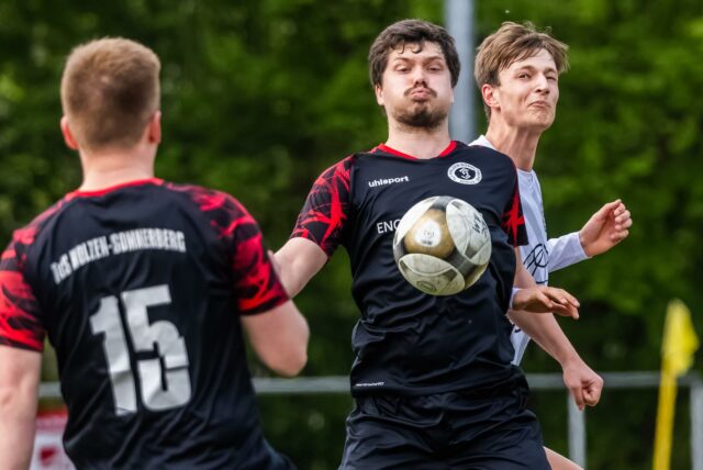 Ein Spieler des TuS Holzen-Sommerberg nimmt den Ball mit der Brust an.