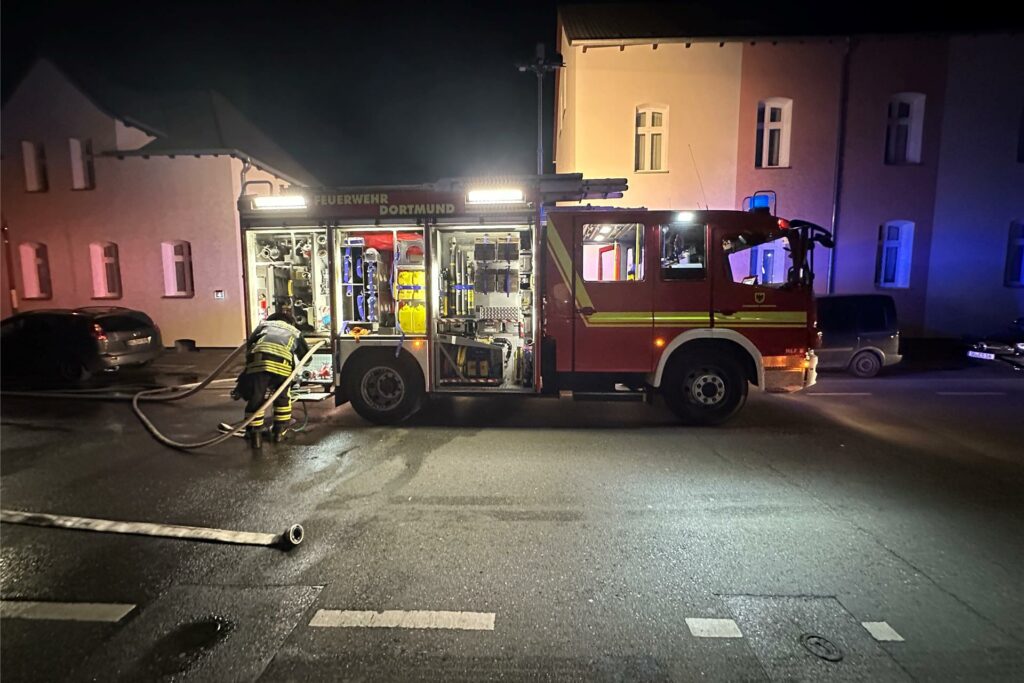 Ein Einsatzfahrzeug der Feuerwehr steht in der Nacht von Samstag auf Sonntag (7.4.) in der Walter-Schücking-Straße in Mengede.
