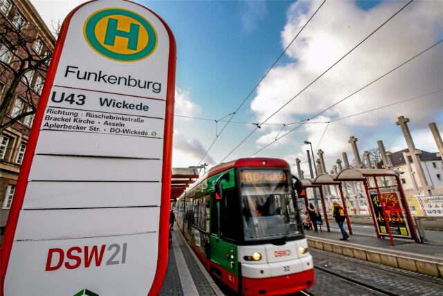 Eine Stadtbahn der Linie U43 steht an der Haltestelle Funkenburg in Dortmund.