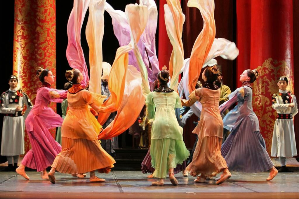 Tänzerinnen in einer Szene aus dem Ballettstück 