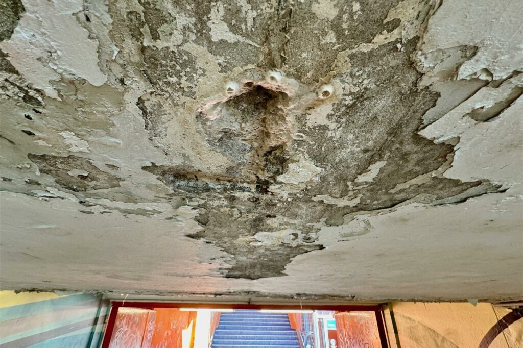 Kaputte Decke am Hörder Bahnhof.