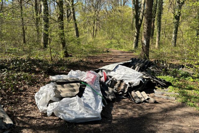 Ein Haufen Bauschutt liegt auf einem Waldweg im Naturschutzgebiet Buchei in Dortmund-Kurl.