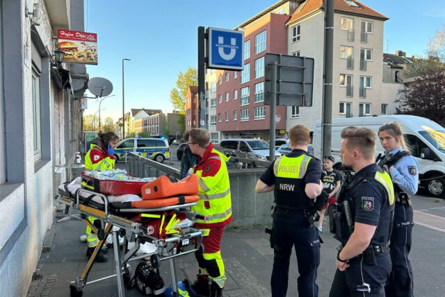 Mehrere Sanitäter und eine Trage in Dortmund