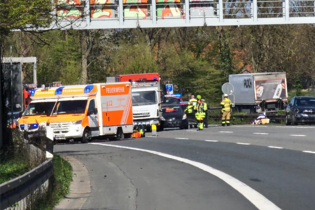 Krankenwagen stehen auf der A1 hinter einer Unfallstelle zwischen dem Kamener Kreuz und der Ausfahrt Kamen-Zentrum.