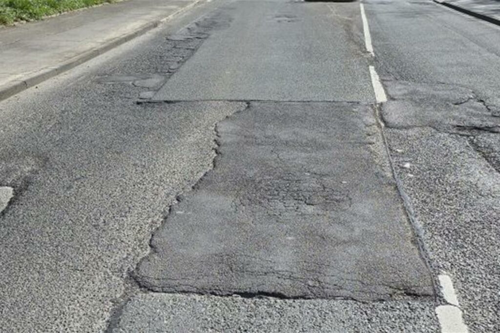 Die geflickte Fahrbahn der Aplerbecker Straße in Dortmund nach der Sanierung.
