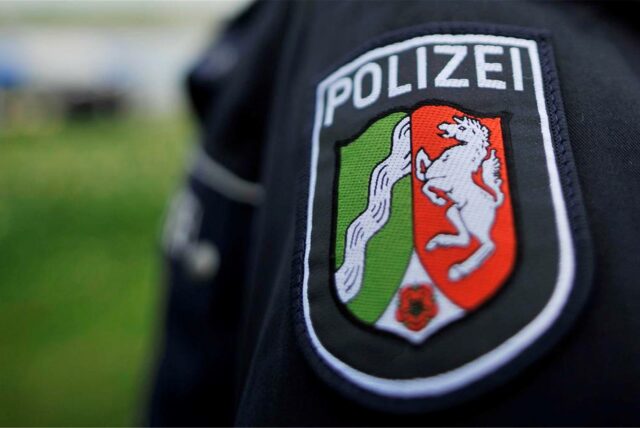 Wappen der Polizei Nordrhein-Westfalen auf einer Polizeiuniform.