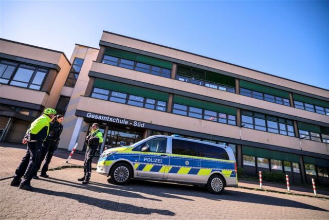 Polizisten stehen am Montag an einer geschlossenen Schule in Duisburg.