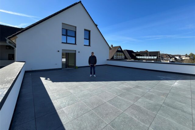 Hauseigentümer und Vermieter Ralf Bieri steht auf einem rund 50 Quadratmeter großen Balkon, der zu einer Penthouse-Wohnung an der Holzwickeder Vinckestraße gehört.