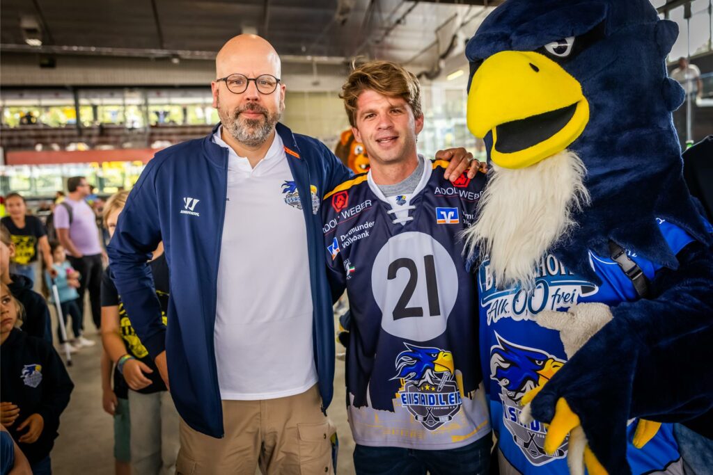 Stefan Witte posiert neben Colin Long für ein Foto.
